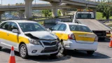 Choque entre dos taxis deja un conductor lesionado en El Diamante