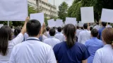 Personal médico de Coatzacoalcos marcha para exigir captura del presunto responsable del feminicidio