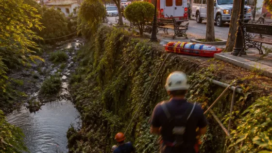 Adolescente es rescatado tras caer a un barranco junto al río Blanco en Cidosa