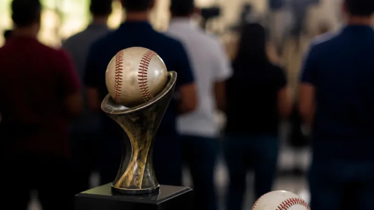Omar Canizales recibe el premio al Ejecutivo del Año de la LMB