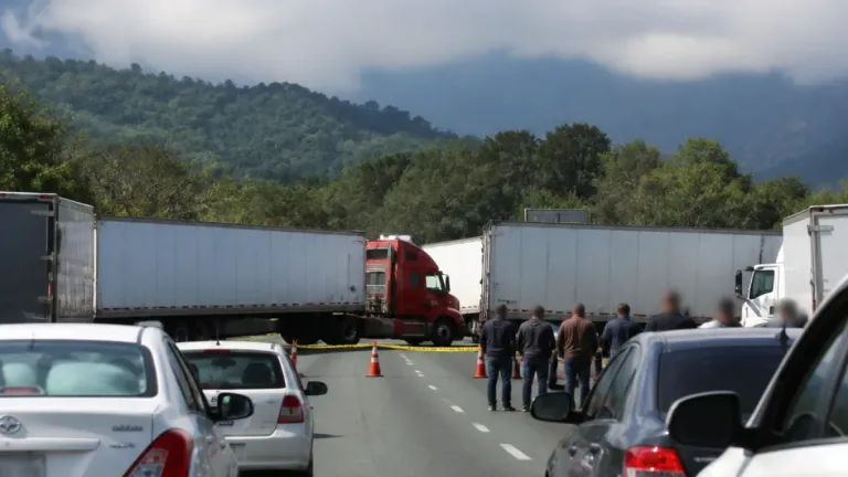Transportistas bloquean 150D en Huiloapan y exigen freno a cobros y alza del diésel